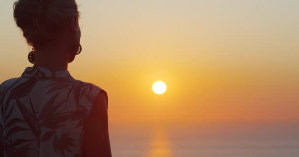 Blisko Kobiety Cieszącej Się Zachodem Słońca Nad Morzem Letni Weekend — Wideo stockowe