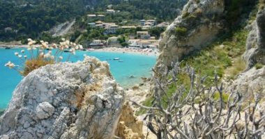 Sevimli Agios Nikitas köyü turkuaz su lagünü, Lefkada, İyon Adaları, Yunanistan.