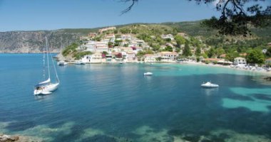 Yunanistan, Cephalonia adası, yaz tatilinde deniz koylu Assos köyü.