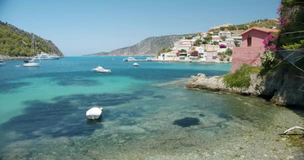 Pueblo Assos Isla Cefalonia Grecia Mar Con Yates Vacaciones Verano — Vídeos de Stock