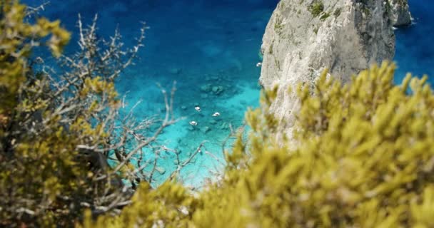 Středozemní Pobřeží Útesu Obrovská Bílá Skalní Formace Modré Moře Turistické — Stock video