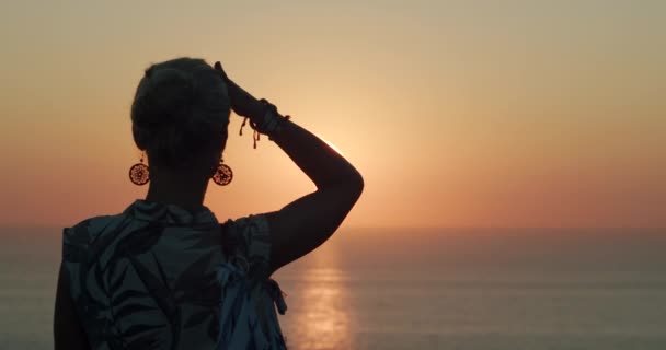 Mujer Cercana Disfrutando Puesta Sol Sobre Mar Vacaciones Verano Fin — Vídeo de stock