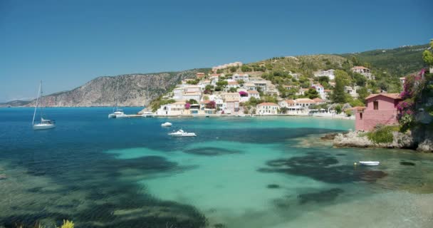 Assos Dorp Cephalonia Eiland Griekenland Zee Met Jacht Boten Zomervakantie — Stockvideo