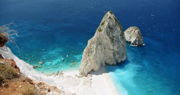 Středozemní Pobřeží Obrovské Bílé Skalní Útvary Modré Moře Turistické Rekreační — Stock video