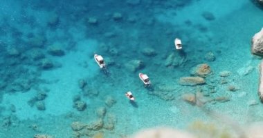 Zakynthos Adası, Yunanistan. Keri kayası yakınlarındaki mavi deniz suyunda küçük turist eğlence tekneleri. Üst görünüm.