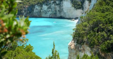Yunan mavi denizinde ve kayalık kıyı yaz tatilinde adanın gizli körfezi Avrupa.