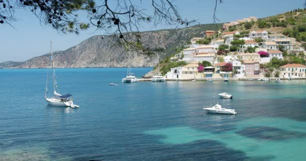 ギリシャ セファロニア島 夏休みに海の湾とアソス村 — ストック動画