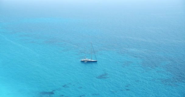 Yunanistan Lefkada Adasının Turkuaz Mavi Deniz Lagünündeki Lüks Yelken Yatı — Stok video