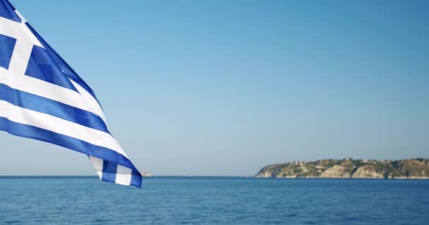 Řecká Vlajka Vlající Větru Vlaje Mořem Ostrovem Pozadí Řecko — Stock video