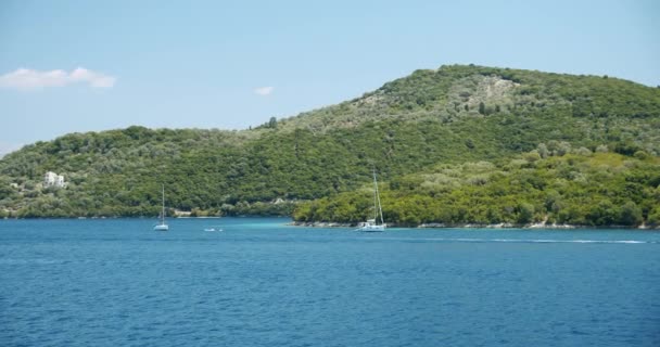 Katamaran Jacht Żaglowy Morzu Śródziemnym Zielona Wyspa Grecja Tle — Wideo stockowe