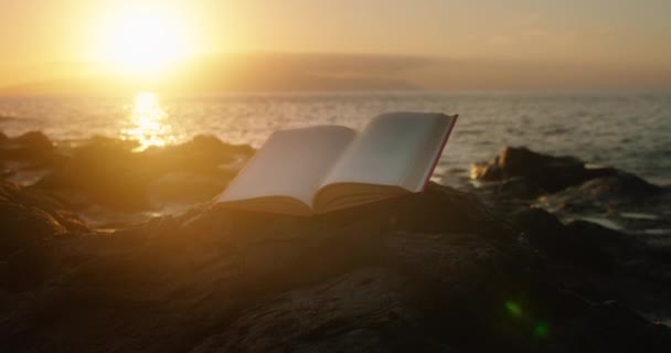 Gün Batımında Büyülü Bir Hikaye Anlatan Açık Bir Kitap Gizemli — Stok video