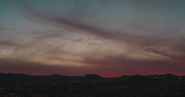 明るい深紅の夕日の空とサンタクルス テネリフェの夜輝く街 スペインのカナリア諸島 ツインタワーからの眺めトーレス — ストック動画