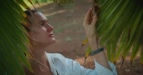여행하는 여자는 야자나무가 의정원 산책하는 즐긴다 종려나무 가지들 사이에서 아이가 — 비디오