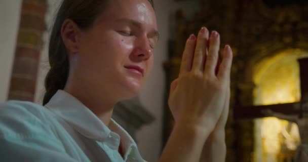 Espiritual Joven Multirracial Cara Mujer Adoración Capilla Con Esperanza — Vídeos de Stock