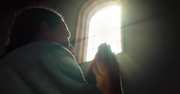 사원에서 기도하기 무릎을 있었습니다 종교적 기독교의 하나님의 소녀의 얼굴을 클로즈업 — 비디오