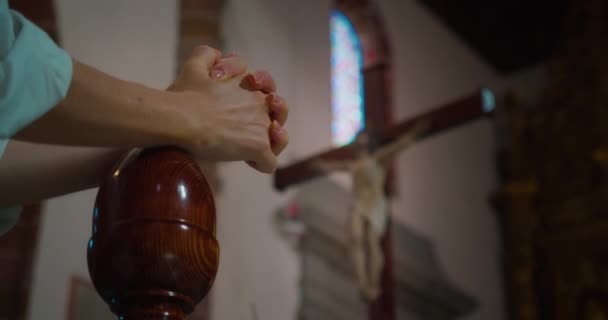 Zbliżenie Rąk Modlitwie Tle Krzyża Ukrzyżowanym Jezusem Chrystusem Odkupicielem Film — Wideo stockowe