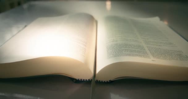 翻开一页翻开一本书的特写慢镜头 阅读知识概念 家庭图书馆的电影灯光 神圣的著作神圣的圣经 — 图库视频影像