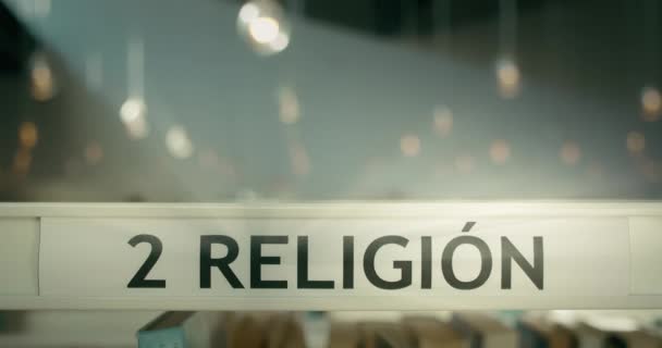 Mot Religion Dans Section Littérature Théologique Dans Bibliothèque Moderne Mondiale — Video