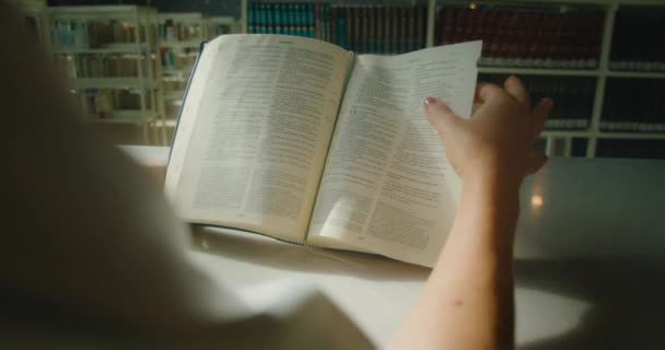 Kadın Kütüphanede Kitap Okumayı Kendi Kendine Öğrendi Açık Bir Kağıdın — Stok video