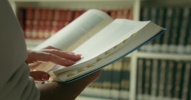 Close Dari Seorang Wanita Membaca Buku Kuno Alkitab Suci Perpustakaan — Stok Video