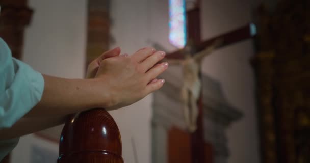 Çarmıha Gerilen Kurtarıcı Mesih Birlikte Çarmıha Gerilmiş Arka Planda Dua — Stok video