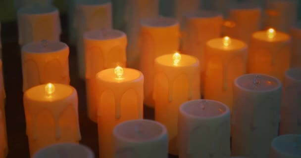Świece Elektryczne Nowoczesnym Katolickim Kościele Złoty Blask Sztucznego Ognia Bliska — Wideo stockowe