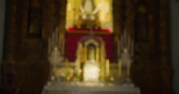 Interiér Chrámu Rozmazané Oltář Pozadí Zlatými Světly Kostele Elektrické Svíčky — Stock video