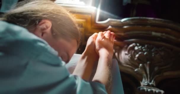Grzesznik Złożył Ręce Modlitwie Smutna Kobieta Pochyla Głowę Skrzyżowanych Dłoniach — Wideo stockowe