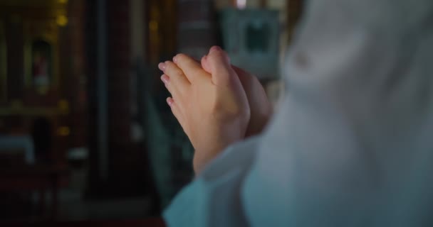 Mulher Cristã Dobrou Mãos Oração Dentro Uma Igreja Religiosa Poder — Vídeo de Stock