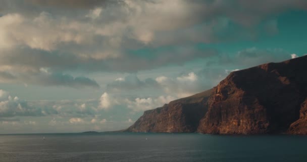 Sakin Okyanus Manzarası Kayalık Kahverengi Uçurum Kıyısı Gün Batımında Bulutlu — Stok video