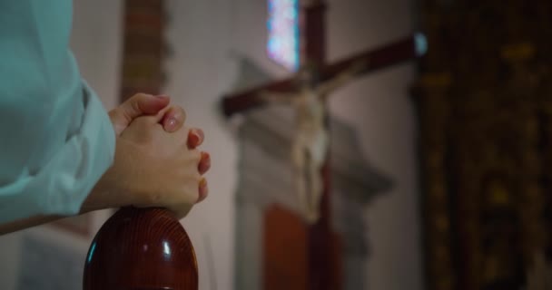 십자가에 그리스도의 십자가 배경에 기도의 밀접히 영화의 — 비디오