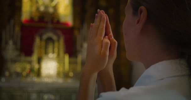 Mujer Cristiana Dobló Las Manos Oración Iglesia Decoración Borrosa Oro — Vídeo de stock
