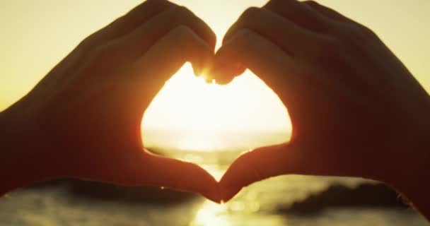 Znak Miłości Przy Zachodzie Słońca Kobiece Dłonie Ukształtowały Serce Abstrakcyjnym — Wideo stockowe