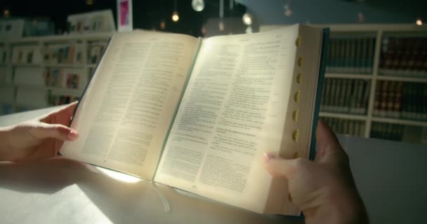 Mulher Lendo Livro Bíblia Sagrada Biblioteca Mãos Femininas Mantêm Livro — Vídeo de Stock