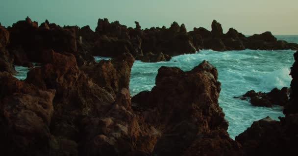Темный Вулканический Скалистый Пляж Бушующими Мощными Океанскими Волнами Пенящаяся Морская — стоковое видео