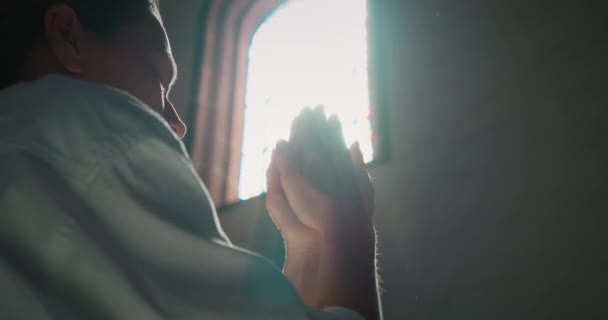 Mulher Inclinou Cabeça Oração Deus Igreja Perto Vitrais Mãos Dobradas — Vídeo de Stock
