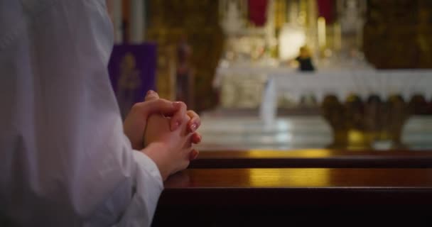 教会での祈りの女性の手 礼拝で神に祈るクローズアップ女性 宗教的概念 — ストック動画