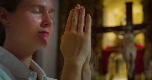 Jonge Vrouw Gebedsdienst Bidt Het Heiligdom Van Heer Kruisigde Jezus — Stockvideo