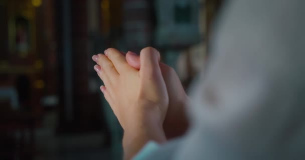 Hıristiyan Bir Kadın Kilisede Dua Ederken Ellerini Kavuşturdu Güce Tanrıların — Stok video