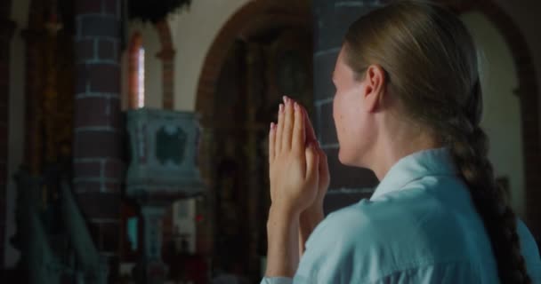 Žena Sklonila Hlavu Modlitbě Bohu Temném Koutě Kostela Složené Ruce — Stock video