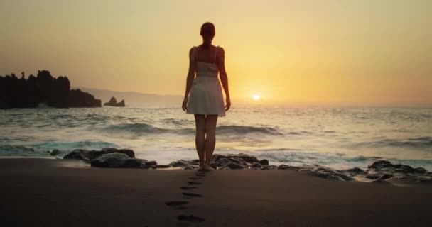 Mulher Vestido Branco Praia Gosta Pôr Sol Mar Levanta Braços — Vídeo de Stock