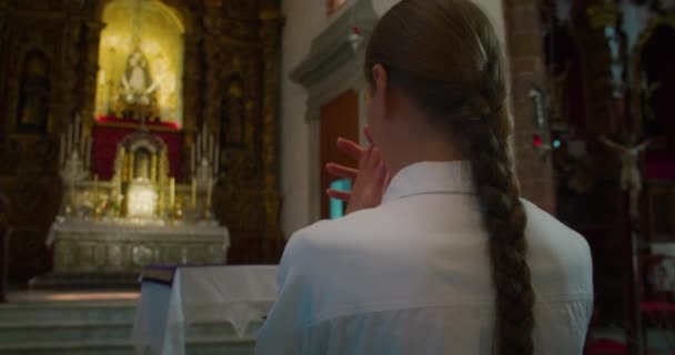 Achteraanzicht Chirstian Vrouw Bidt Kerk Met Gevouwen Armen Gevouwen Handen — Stockvideo