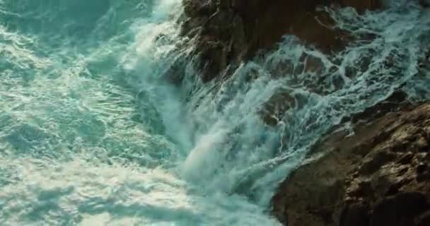 Meereswellen Spülen Über Die Felsige Küste Wütendes Türkisfarbenes Wasser Schäumt — Stockvideo