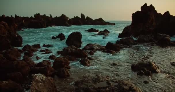 해변에서 바닷물 충돌과 황혼에 기괴한 형성에 스플래시 클로즈업 슬로우 — 비디오