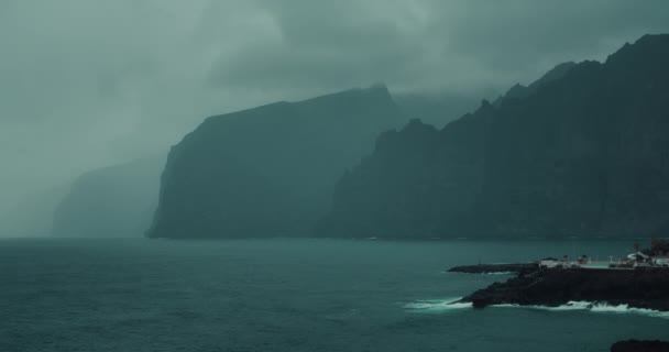 多彩多姿的岩石海滩 阴沉沉的天气里乌云密布 风暴来临前 海面一片灰暗平静 Tenerife加那利群岛西班牙欧洲Los Gigantes悬崖 — 图库视频影像