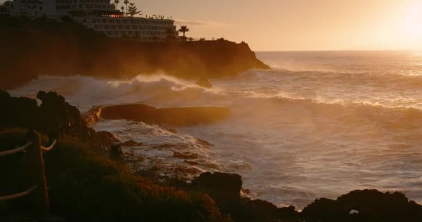 Драматические Штормовые Океанские Волны Разбиваются Скальной Береговой Линии Городе Пуэрто — стоковое видео