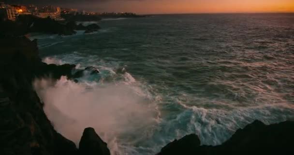 Noche Cae Playa Rocosa Con Increíbles Olas Oceánicas Chocando Salpicando — Vídeo de stock