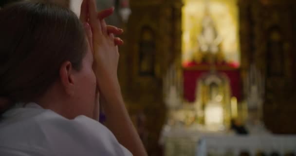 Donna Cristiana Prega Ginocchio Nel Tempio Del Signore Ragazza Religiosa — Video Stock