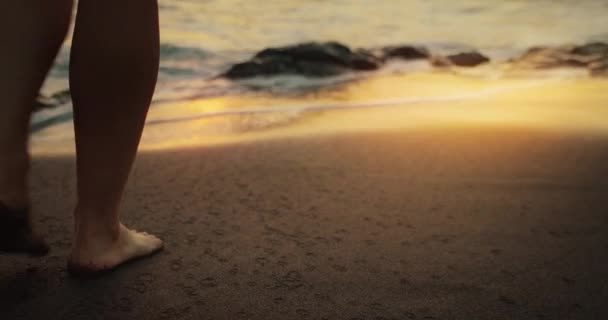 Mulher Solitária Passeia Praia Pôr Sol Vista Close Sobre Pernas — Vídeo de Stock