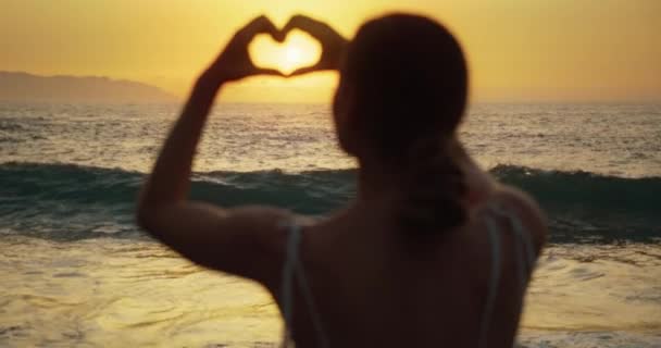 Жіночий Силует Показує Знак Любові Руками Під Час Заходу Сонця — стокове відео